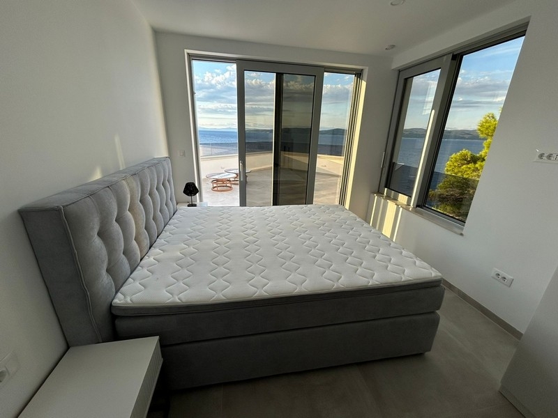 Ložnice s krásným výhledem na moře.