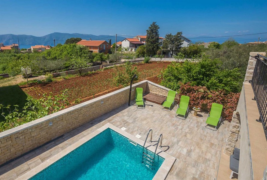 Výhled na moře z horního balkonu domu na prodej v Chorvatsku.