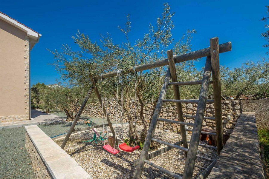 Dětské hřiště před domem H3409.