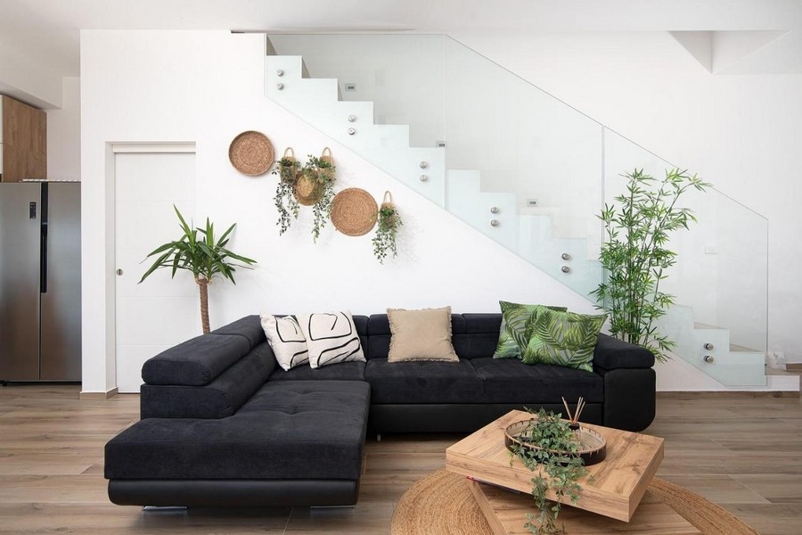 Gauč a výhled na moderní schodiště nemovitosti.