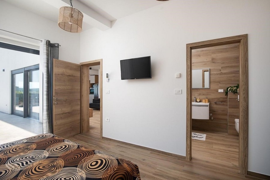 Jedna ze tří prostorných ložnic v nemovitosti H3414 na prodej v Chorvatsku.