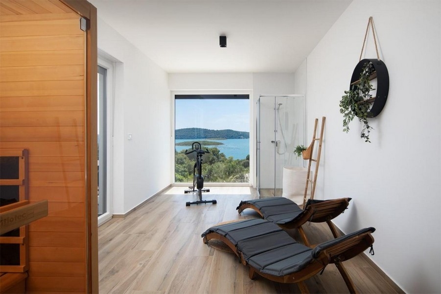 Sauna a relaxační zóna s krásným výhledem na moře.