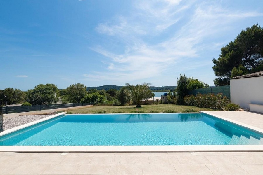 Bazén vily H3414, která je na prodej nedaleko Medulinu v Chorvatsku.