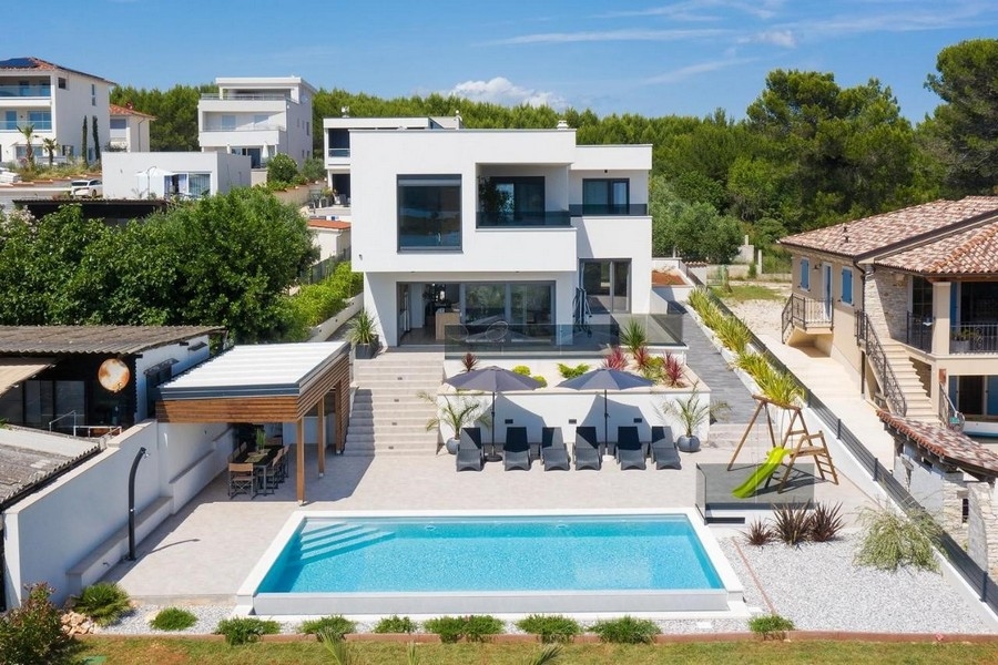 Moderní vila s bazénem nedaleko Medulinu v Chorvatsku na prodej.