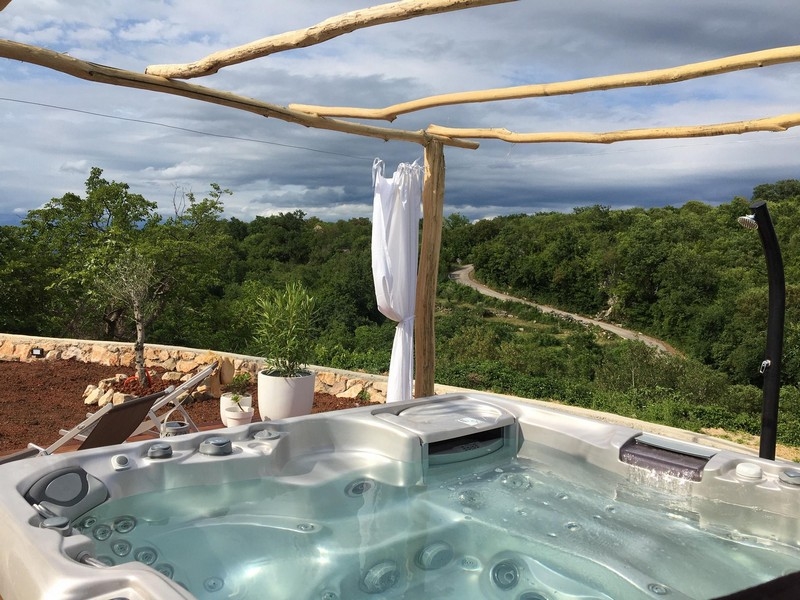 Jacuzzi a výhled do zeleně z terasy domu H3415, který se prodává na Krku.