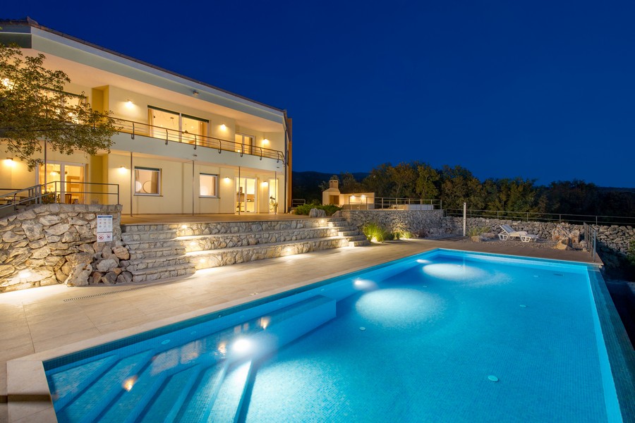 Vila H3417 vytažená z bazénu v noci.