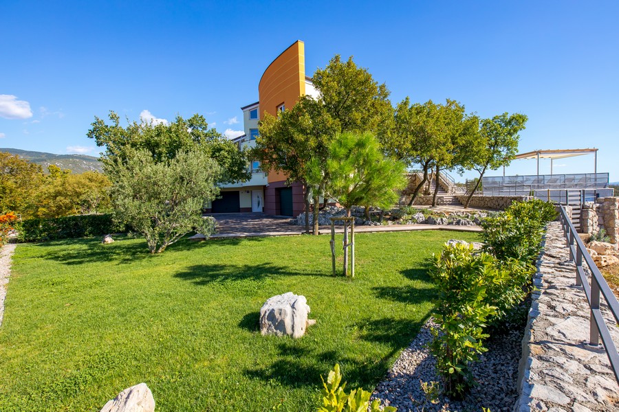 Dobře udržovaný, zelený venkovní areál vily H3417.