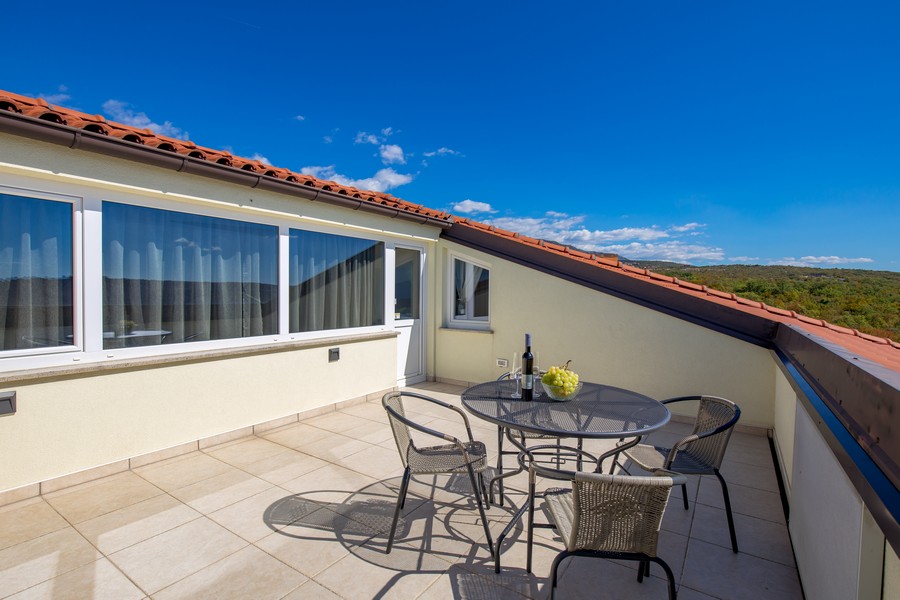 Venkovní výhled na terasu s posezením a výhledy do krajiny.