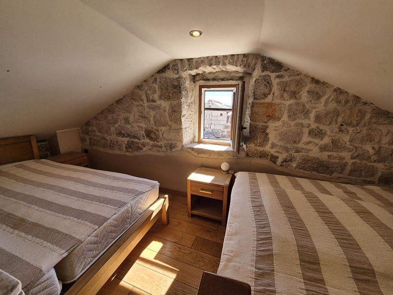 Útulná ložnice v podkroví objektu H3420, Chorvatsko.