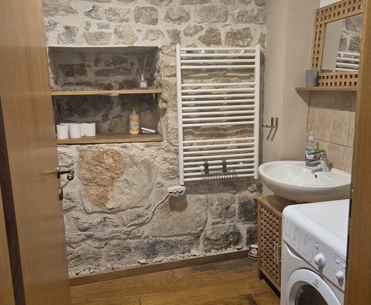 Koupelna domu H3420 v Chorvatsku.