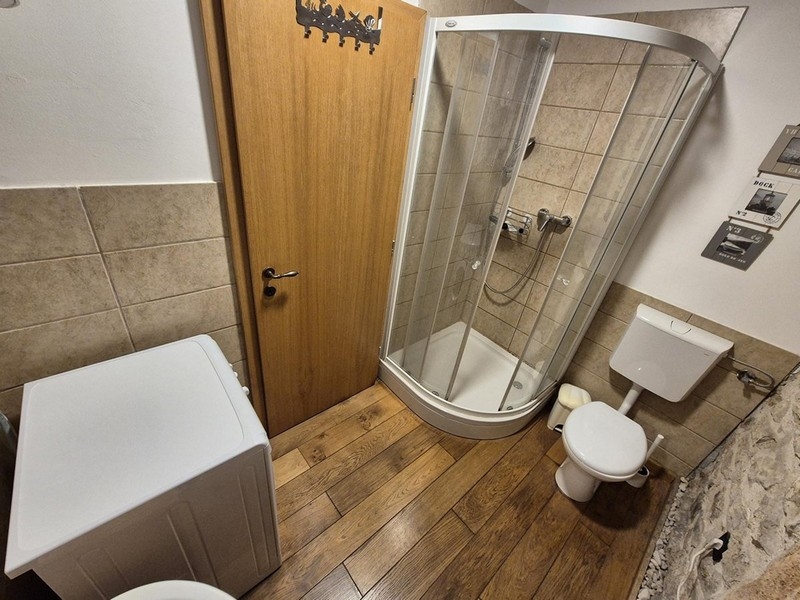 Koupelna se sprchovým koutem.