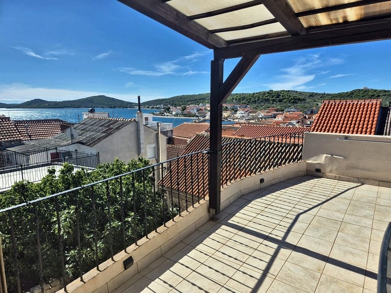 Střešní terasa nemovitosti H3420 v Betina, ostrov Murter, Chorvatsko.