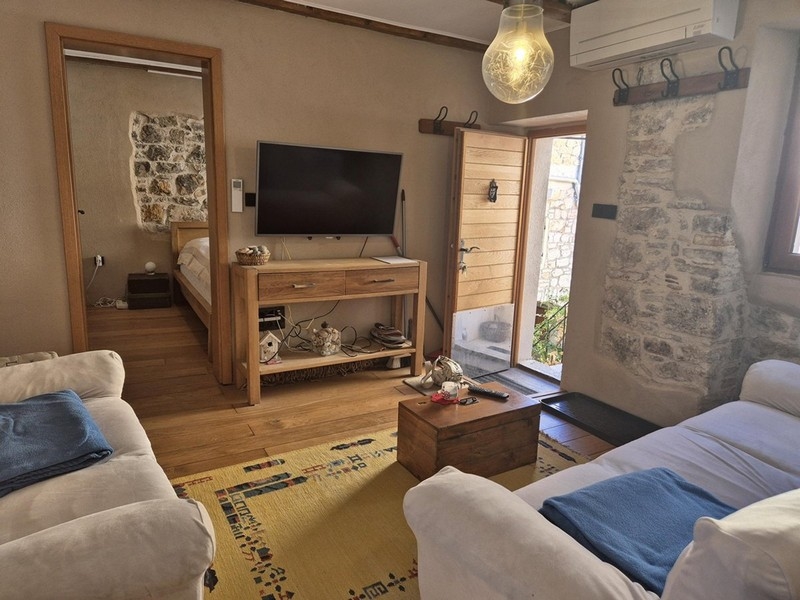 Klimatizovaný obývací pokoj se stylovým středomořským nábytkem.