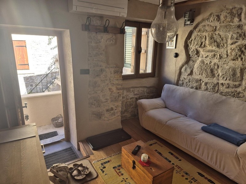 Obytná část a vstupní prostor.