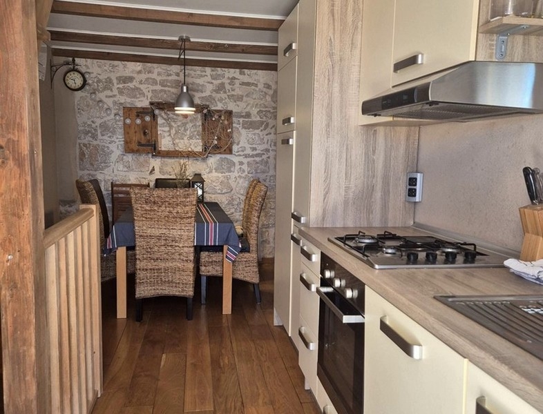 Kuchyň a jídelna objektu.