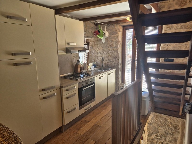 Moderní kuchyně nemovitosti H3420: Kamenný dům v Chorvatsku.