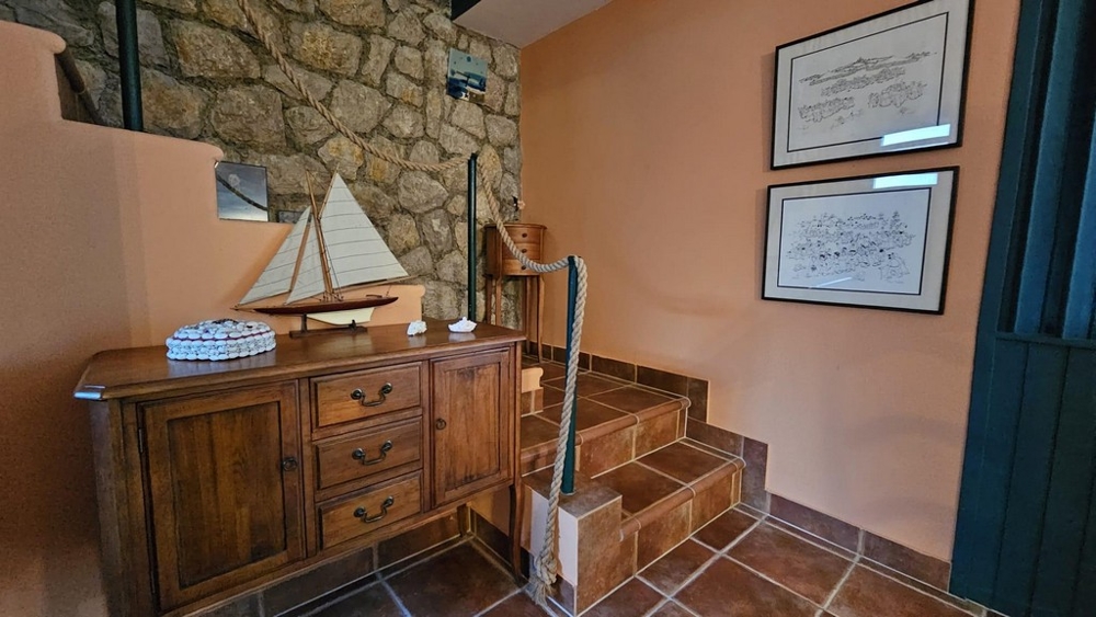 Schodiště v domě, zdobené námořními prvky