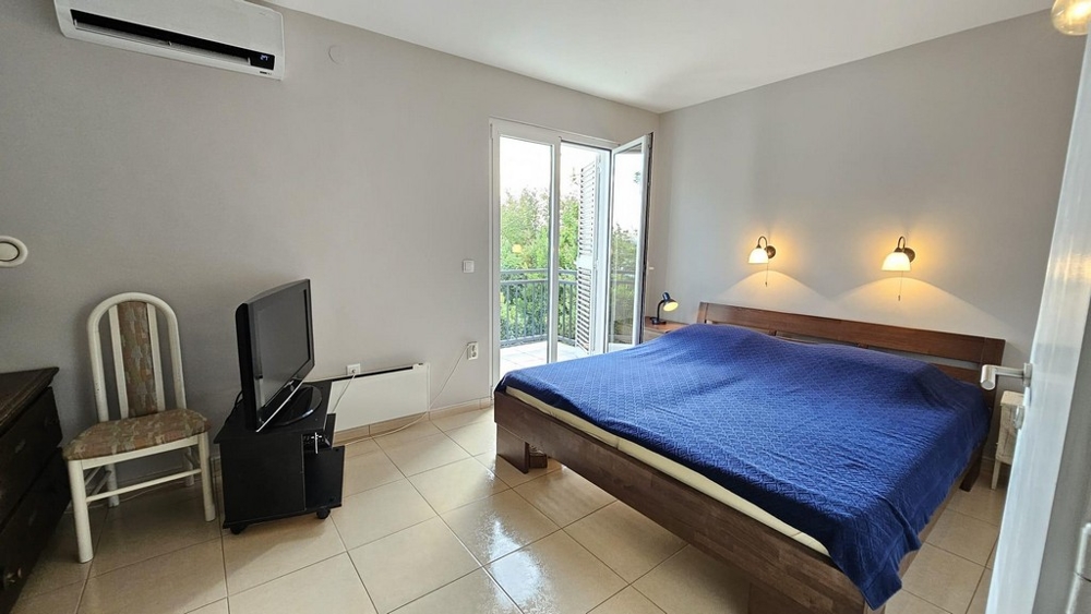 Ložnice s manželskou postelí, balkonem a klimatizací