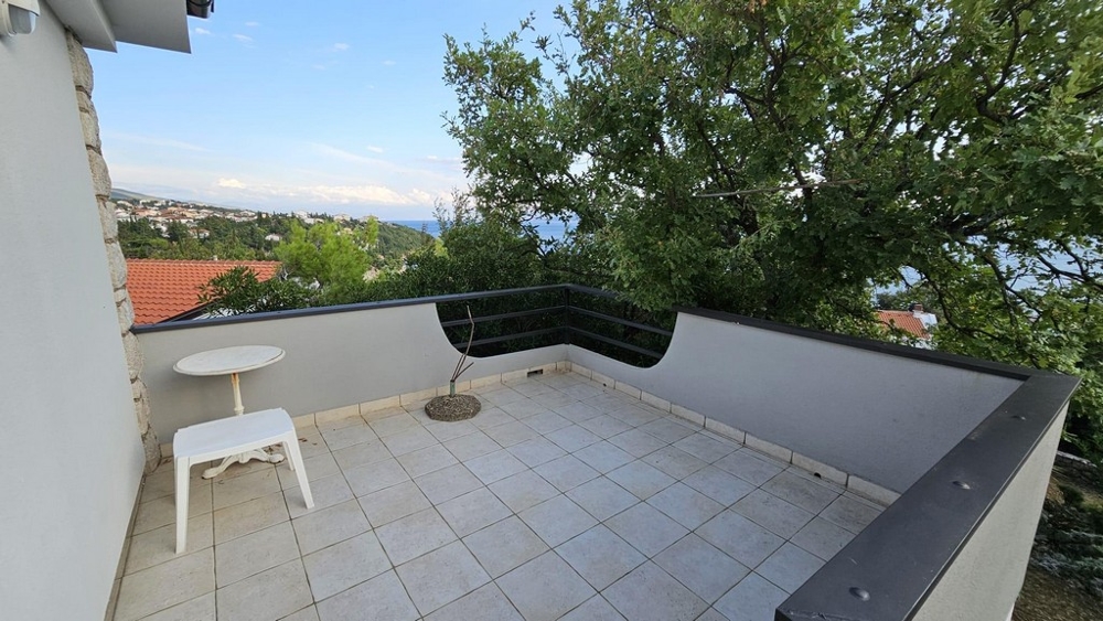 Velká terasa s výhledem na moře, malé posezení