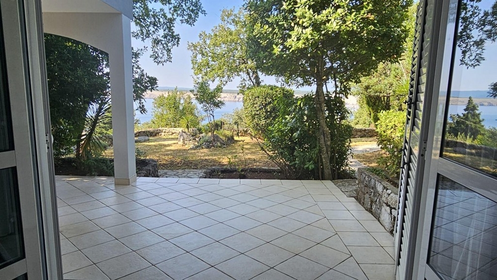 Terasa v přízemí s výhledem do zahrady a na moře