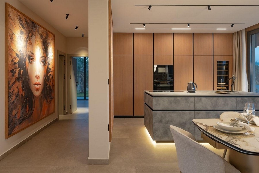 Kuchyň a jídelní kout s velkou nástěnnou malbou