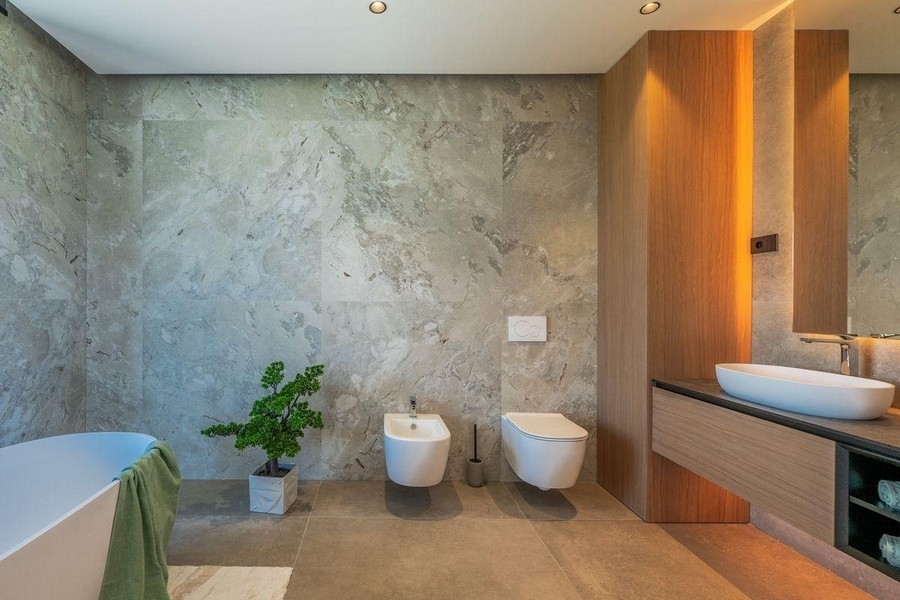 Moderní koupelna s volně stojící vanou