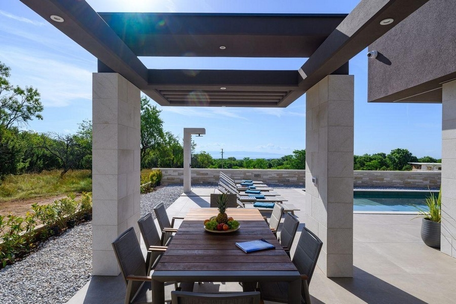 Terasa s výhledem na moře u vily H3426, která je na prodej v Chorvatsku.