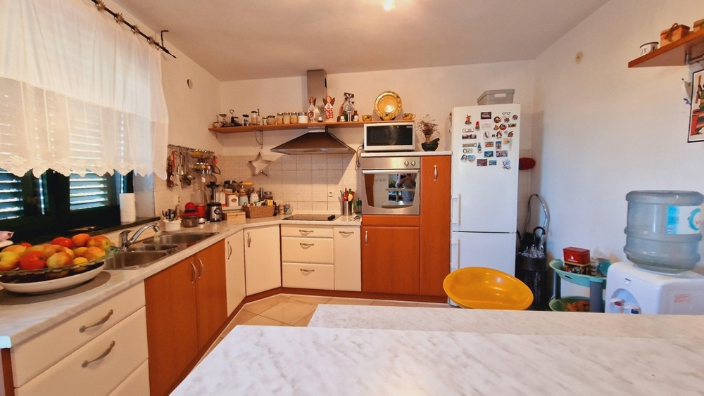 Otevřená kuchyně s moderním vybavením a velkou lednicí