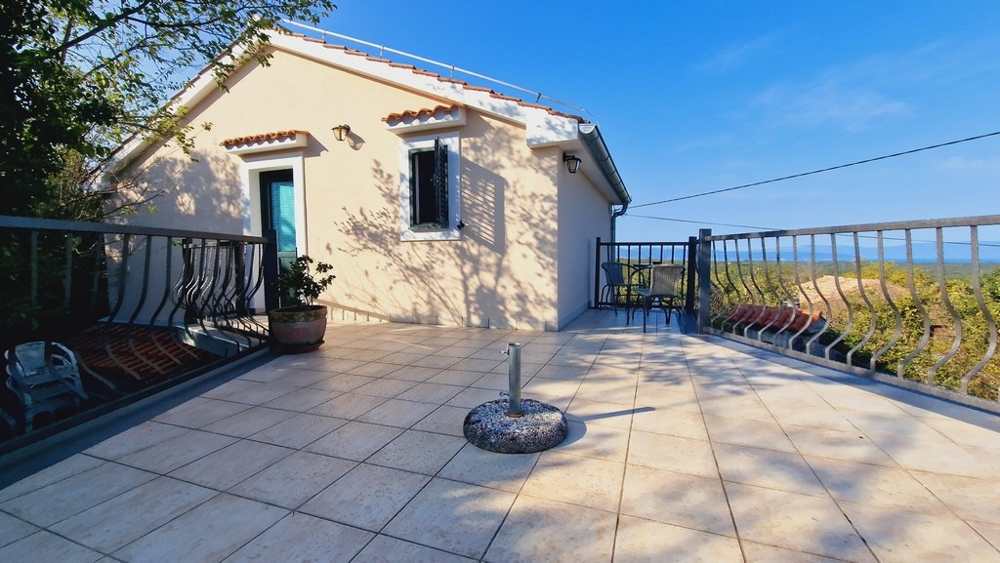 Terasa a výhled na moře z nemovitosti H3429, nabízené k prodeji v Chorvatsku.