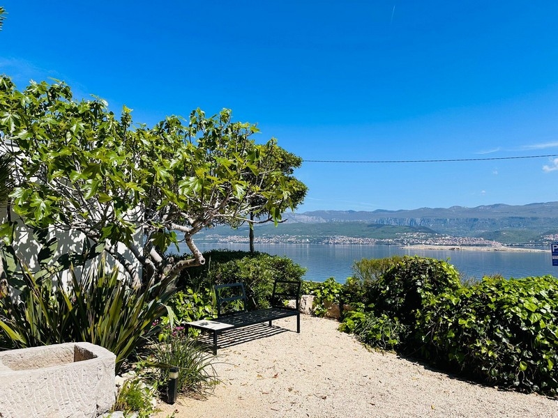 Zahrada pozemku H3430 přímo u moře v Chorvatsku.