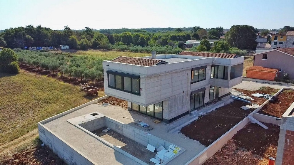 Vnější pohled na nedokončený dům ve výstavbě