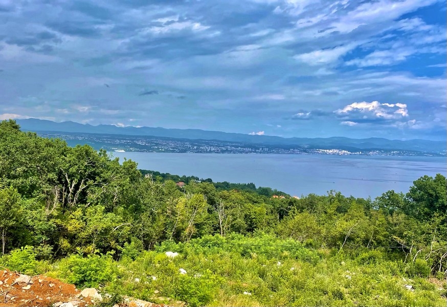 Výhled do zeleně a na moře.