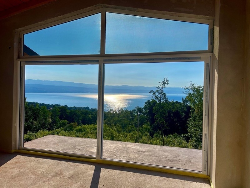 Výhled na moře z podkroví přes velké prosklené průčelí vily H3435 v Chorvatsku.