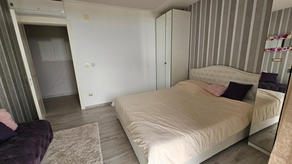 První ložnice s pohodlnou manželskou postelí v objektu H3436.