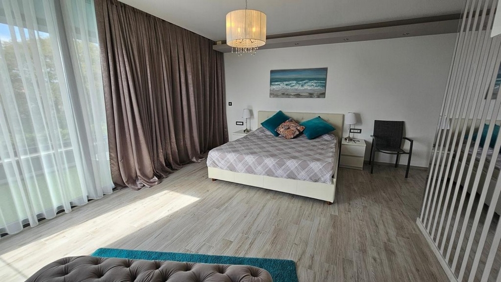 Prostorná ložnice ve vile H3436 v regionu Krk na ostrově Krk.