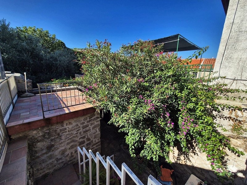 Terasa domu H3439, který je nabízen k prodeji v Chorvatsku ve městě Murter.