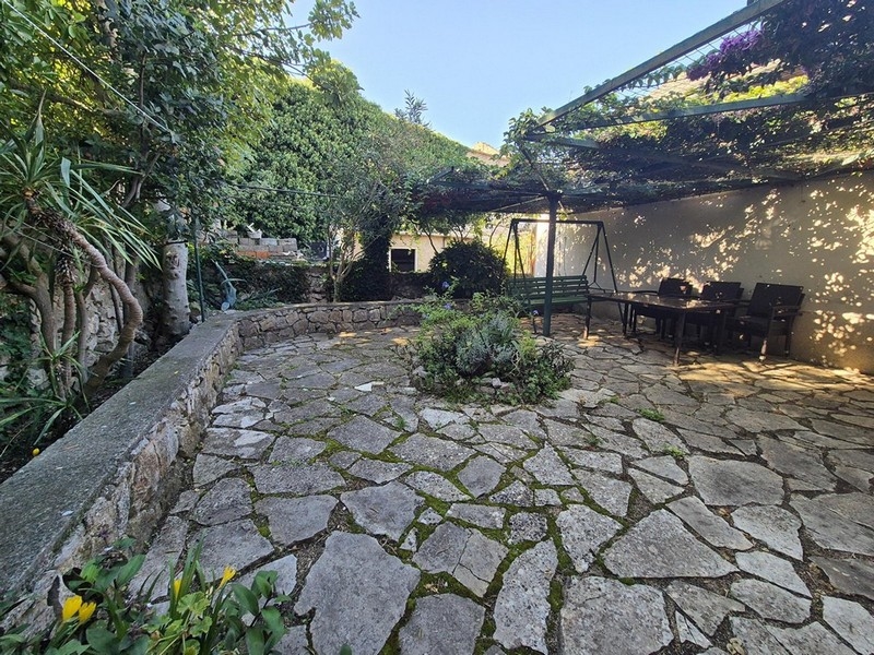 Prostorná zahrada se středomořským šarmem.