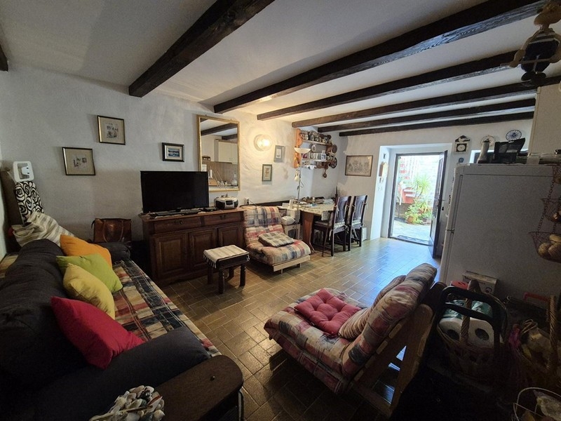 Obývací pokoj s trámovým stropem