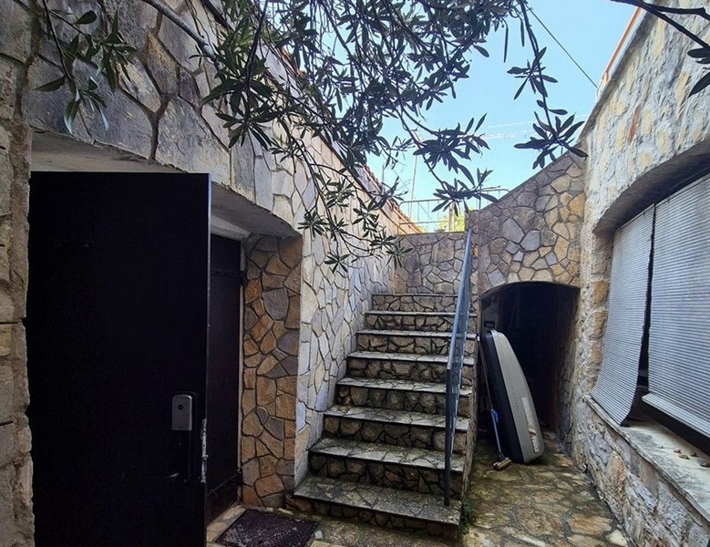 Kamenné schody ve dvoře vedoucí do horních pater domu.