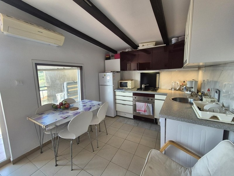 Moderní kuchyně s jídelním koutem a klimatizací v prvním patře.