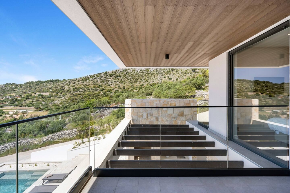 Moderní terasa s výhledem na bazén