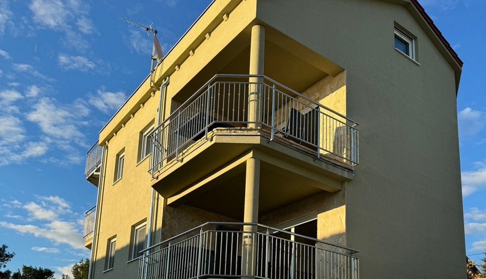 Dobře udržovaný dům se čtyřmi apartmány v Chorvatsku.