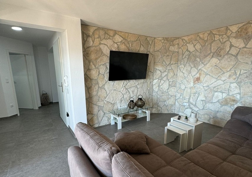 Obývací pokoj se středomořskými prvky.