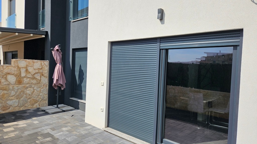 Terasa objektu H3446 na ostrově Pag, Chorvatsko.