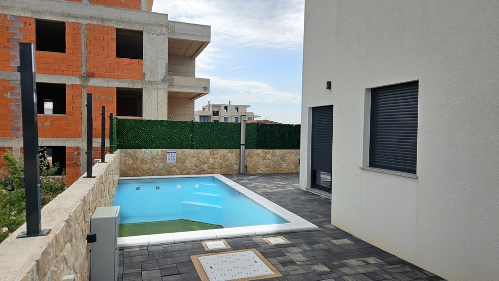 Bazén v zahradě objektu.