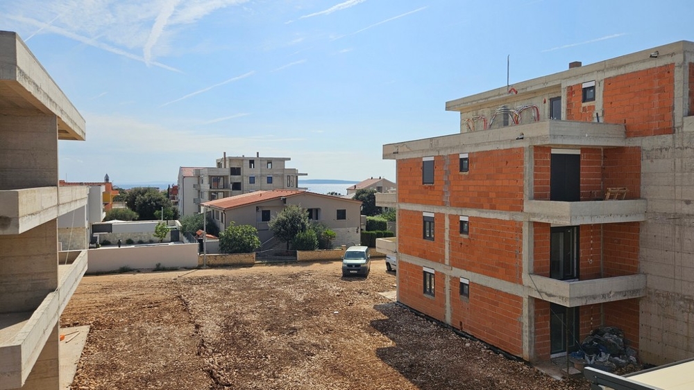 Pohled z horní terasy domu.