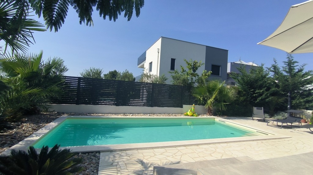 Bazén a sluneční terasa objektu H3447 v Chorvatsku.