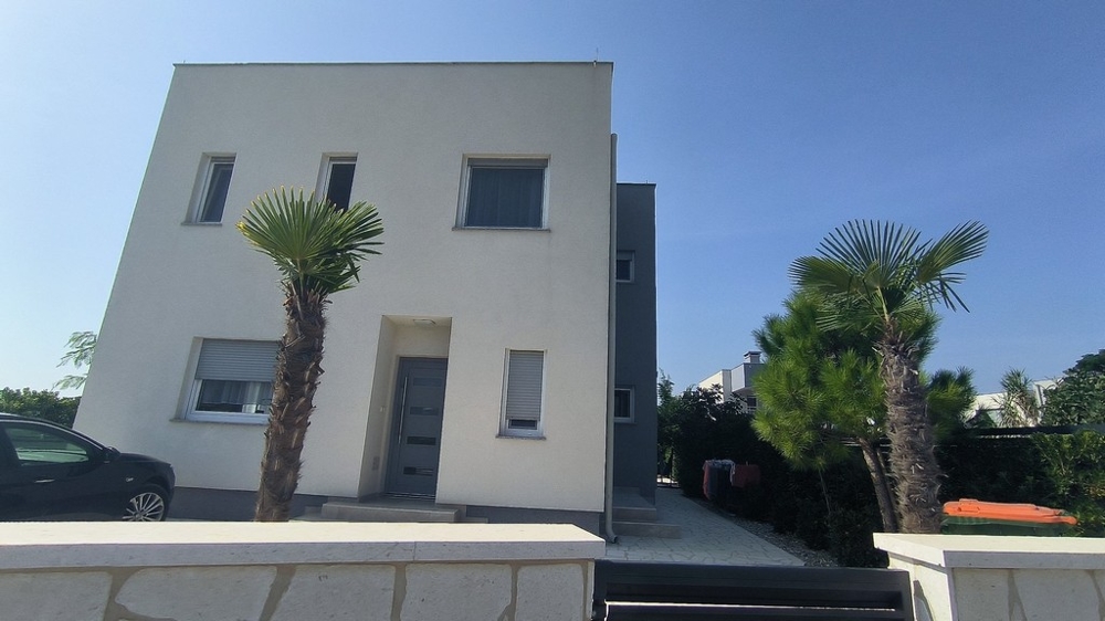 Zadní část vily H3447, která je na prodej v Privlaka.