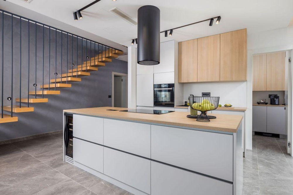 Moderní otevřená kuchyně v luxusní vile H3450 v Crikvenici, Chorvatsko.