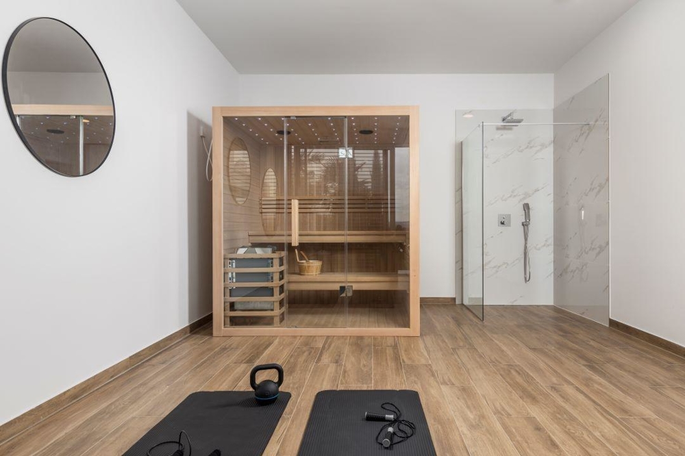 Sauna a fitness centrum, stejně jako sprcha.